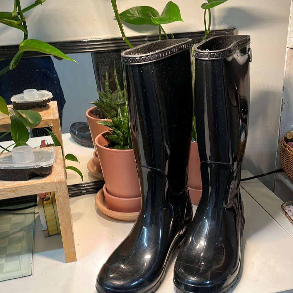Uggs Very lightly worn rain boots